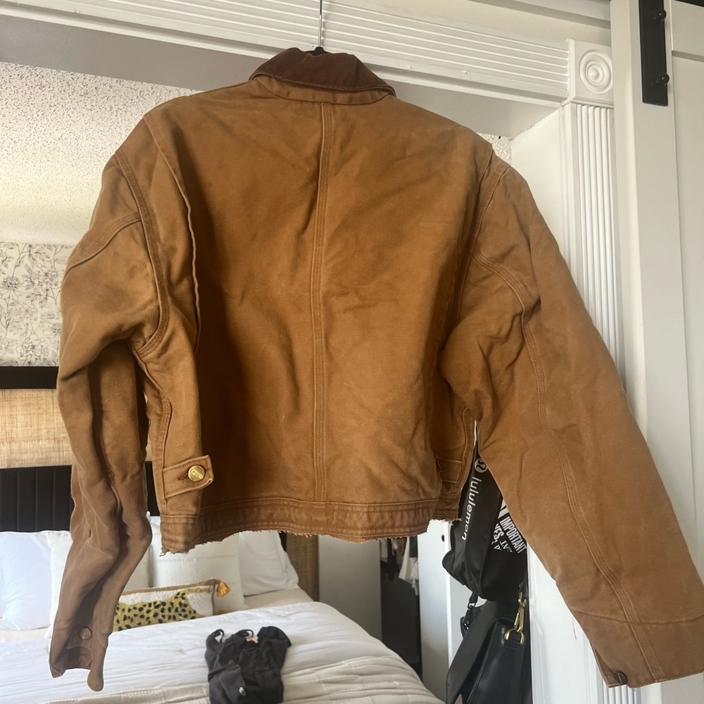 Vintage cropped Carhartt jacket. Size 46, fits like a women’s XL. Custom